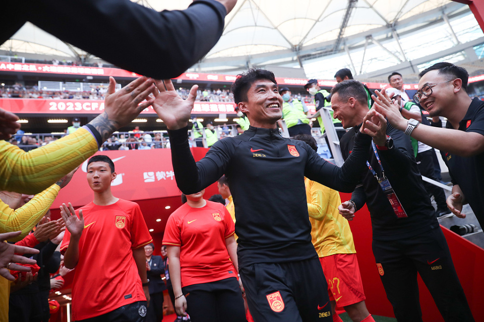 性十足的球, 议的话题, 成为球迷热